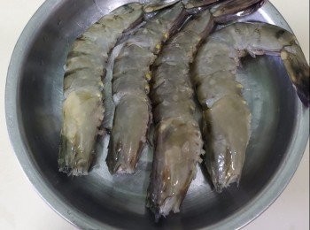 step1: 蝦回家用鹽清洗乾淨，觸鬚同腳剪去，腦部取出用清水清走瀝乾水備用