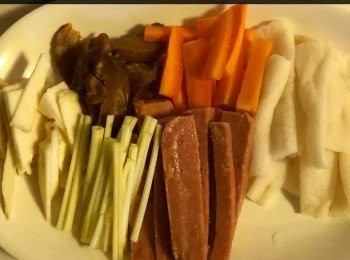 step2: 冬菇浸軟後，切絲加入醃料備用。紅蘿蔔及笋切絲片汆水備用。火腿切絲。