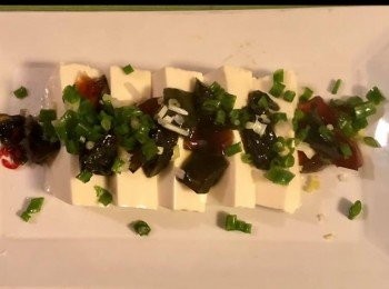 step4: 切好後的豆腐放在碟內，然後將皮蛋粒小心放在豆腐上，然後灑少許葱粒及薑粒。