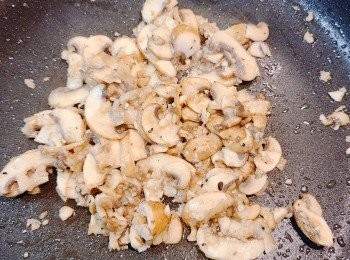 step9: 平底鍋下少許油，大火炒香蒜蓉和切片的蘑菇。