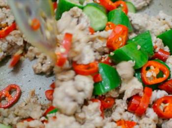 step4: 加入小黃瓜略炒