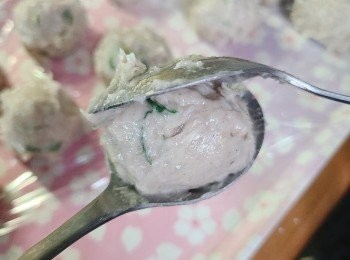 step5: 取出鯪魚肉用匙將鯪魚膠逐一搓成大小相約的球狀。