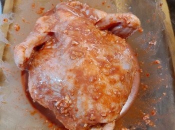 step7: 將<span class="group_1">南乳醬醃料</span>塗抹勻在雞的裡裡外外，放入雪櫃冷藏醃約3-4小時。