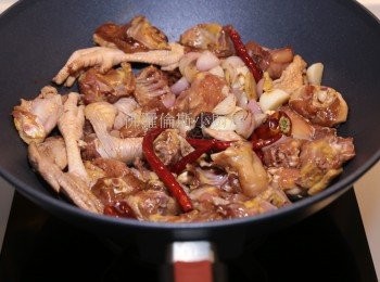 step4: 將雞件皮向下煎至金黃色