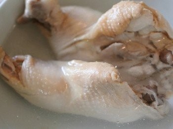 step2: 將雞脾放入冷水浸10分鐘，中途如果水變熱需換水