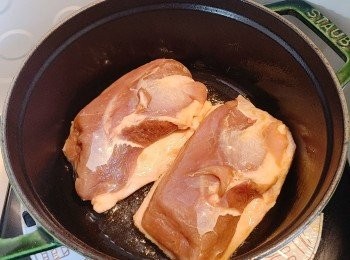 step3: 燒熱staub鍋，放下鴨胸，有皮的一面向下，煎至金黃。