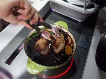 step3: 放入乳鴿，煮沸後轉小火開一點點蓋煮5分鐘，之後關火先浸15分鐘，再翻面多浸15分鐘
