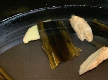 step5: (注：可在其間試味，喜歡甜一點可以加多些黑糖，個人喜好黑糖甜味，所以用了約 70 g，喜歡鹹的可加多些鰹魚汁，直至自已喜愛的味道。)