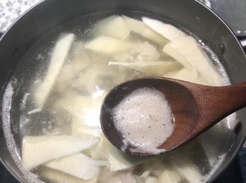 step5: 撈除表面的殘渣，轉小火熬煮45分鐘，用鹽和黑胡椒粉調味即可。