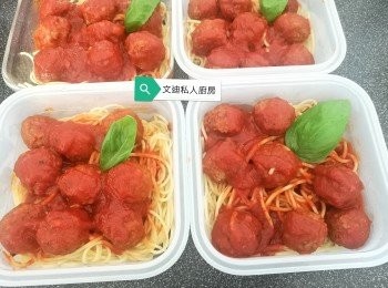 step5: 意粉放入餐盒，加入茄汁肉丸，即完成4人餐飯。
