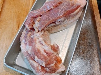 step4: 豬皮向下，腩肉向上，把少量白醋注入碟內（白醋份量只浸泡著豬皮表面)，蓋上保鮮紙，放入雪櫃醃過夜。
