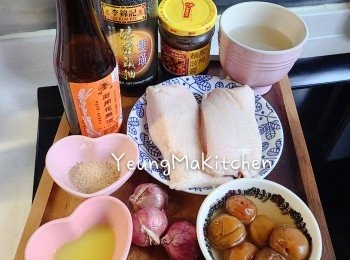 step1: 預備材料。急凍鴨胸解凍，切去多餘脂肪，在鴨皮上輕輕切上菱形的淺紋。