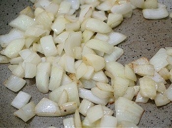 step5: 倒出多餘的油, 只留適量的油在鍋中, 落蒜頭及洋蔥爆香