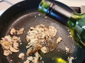 step10: 待蘑菇炒至軟身即加入少許鹽和少許白酒，盛起備用。