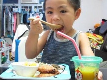 step8: 米豬見到我焗<a href="https://bit.ly/3zHU5V3" target="_blank" data-keyword="雞翼" class="guide-link"><strong>雞翼</strong></a> <span style="display:inline-block;vertical-align:middle;margin-top:-3px;color:initial;border-radius:3px;padding:2px 3px;font-size:12px;line-height:14px;background:#87d300;color:#fff;">即買</span> 已經開心到不得了~ 係咁問食得未, 你睇個餐連枱墊都未舖就影相, 就知道佢幾咁心急啦~ 可以自己一個食晒成個餐喎~