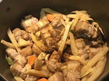 step6: 放入醬油、糖、白胡椒粉拌炒煮滾；