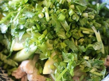 step7: 再將葱粒，芫荽碎放入