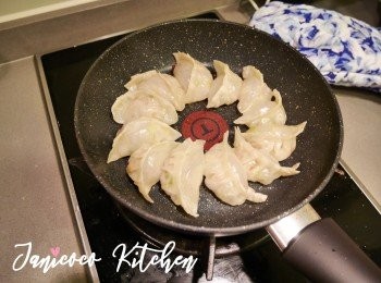 step4: 開蓋，把餃子中火煎至收乾水。小心把餃子反轉在大碟上即可。