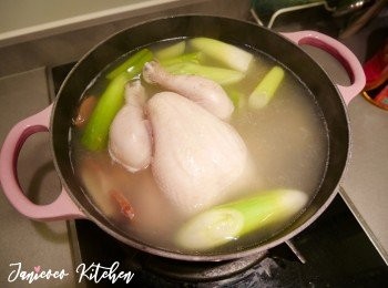 step5: 用另一個鍋煮雲吞，以免麵粉令雞湯變味。