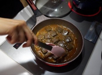 step8: 下豬紅中火先煮7分鐘，
之後將豬紅翻面再煮8分鐘
(如果用小鍋煮，汁料直接蓋面就可以直接煮15分鐘就好)