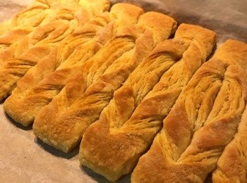 step17: 取出麵包，烤箱加熱到170度，放入麵包，烤15分鐘到表面略微上色即可；