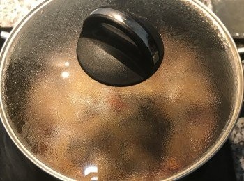 step9: 大火煮滾後蓋鍋蓋轉小火，燜煮45分鐘；