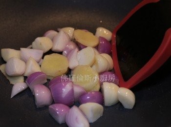 step2: 熱鑊下油爆香乾蔥、獨子蒜、薑片