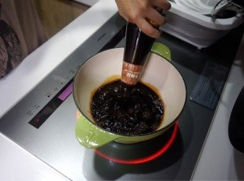 step2: 鍋中加入滷水汁，再加同等份量的水，加入洗淨的蔥及剛才飛水用的薑片煮沸