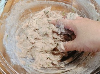 step4: 鯪魚肉加入<span class="group_2">調味料</span>用手攪拌和撻數十下至起膠，不要太濕，太濕就再下點粟粉，完成蓋上保鮮紙置雪櫃內冷藏半小時。