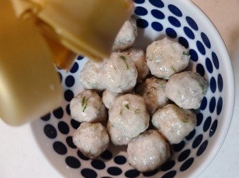 step8: 拌入少量油，讓每粒魚球都均勻沾上油。