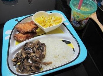 step7: 橙切開搾汁，白飯放餐盆內, 加入蘑菇汁, 其餘分格分別放入<a href="https://bit.ly/3zHU5V3" target="_blank" data-keyword="雞翼" class="guide-link"><strong>雞翼</strong></a> <span style="display:inline-block;vertical-align:middle;margin-top:-3px;color:initial;border-radius:3px;padding:2px 3px;font-size:12px;line-height:14px;background:#87d300;color:#fff;">即買</span> 及粟米粒, 完成