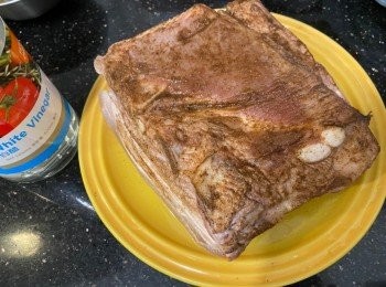 step4: 將白醋倒入碟中，豬皮向下浸10分鐘