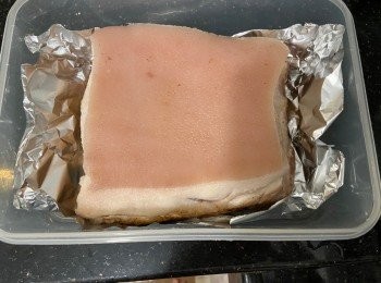 step5: 用錫紙包住豬肉部份，豬皮向上，畧為抹乾多出的白醋，放入雪櫃醃過夜，期間取出插皮及掃上白醋（毋須包上保鮮紙）