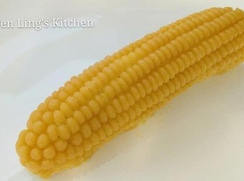 step1: 芒果去皮切块备用


吉利丁提前用冷水泡软，然后准备淡奶油，牛粉，糖


把芒果块倒入搅拌機打成泥