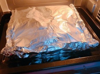 step7: 錫紙三邊的開口摺成密封式，放入焗爐焗約20分鐘/至熟透。密封式包法可令錫紙內的空氣對流更好，加快漢堡扒煮熟，以保存更多肉汁，令肉質更juicy 鬆軟。