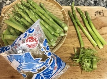 step1: 蘆筍洗淨，用手折的方式將蘆筍較嫩的部份折下，並且用刨絲刀將較嫩部位的靠近斷口部位的皮輕輕的刨掉。