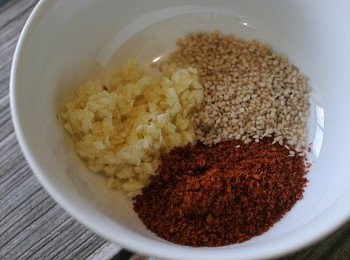 step3: 加入蒜蓉，辣椒粉，白芝麻
同時將油燒滾後加入調味料碗中，攪勻