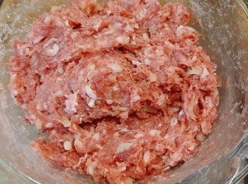 step3: 再拋摔幾次，讓肉的黏性更佳。