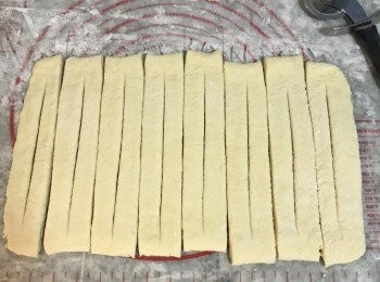 step14: 每一條中間裁一刀，上下不裁開；