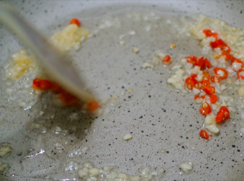 step1: 中大火熱鍋，落油爆香蒜蓉和辣椒仔