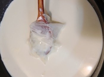 step4: 待砂糖溶化後便加入魚膠片拌勻，待魚膠片溶化後便可熄火，並倒入雲呢拿香油和淡忌廉拌勻。