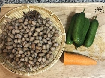 step4: 冷凍花生沖ㄧ下水瀝乾；小黃瓜用鹽抓一抓去生；紅蘿蔔去皮洗淨；