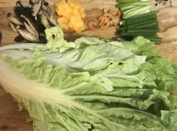 step9: 將蔥洗淨切段；泡軟的香菇切粗絲；蝦米如較大就切成塊；香菇水要留下；紅蘿蔔切片；白菜切塊；