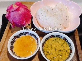 step1: 預備材料。百香果用湯匙挖出果肉與籽子備用; 龍脷柳先解凍，用廚房紙抹乾水，再用適量胡椒粉和蒜鹽抓勻，醃約30分鐘左右。
