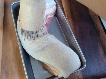 step6: 再用豬皮插重複插在豬皮上，並將水份抹乾。將豬皮向上，腩肉向下，不用蓋上保鮮紙(有助抽乾豬皮水分)，再將腩肉放入雪櫃風乾6小時。