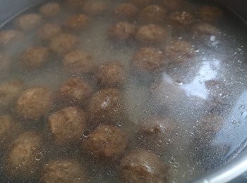 step2: 意粉水用碗留起大半碗水，其餘留在煲內，肉丸從冰箱取出，放在意粉水烹調到水滾撈起