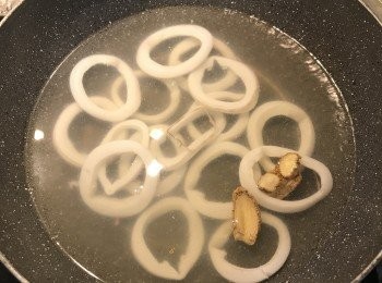 step6: 放入透抽燙煮1.5分鐘便可撈起；