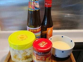 step6: 預備<span class="group_1">南乳醬醃料</span>，將所有<span class="group_1">南乳醬醃料</span>先在大碗內拌勻。