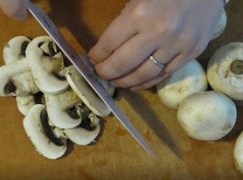 step2: 蘑菇以濕紙巾抹乾淨後切片備用