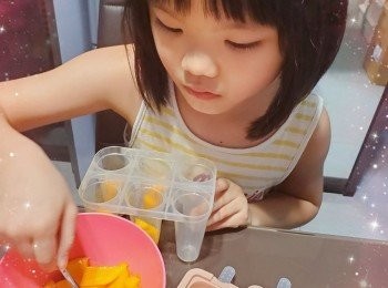step3: 喺模內放入片或粒狀生果裝飾。
如果想做芒果味，可以喺模內先加1/3芒果蓉，再加乳酪漿，再加生果蓉; 士多啤梨味做法一樣。
裝飾好，放好雪條棍或蓋，雪4個鐘就可以。